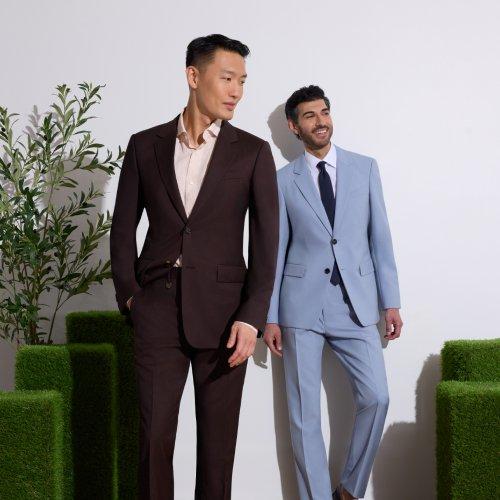 Deux hommes portant des costumes brun foncé et bleu clair