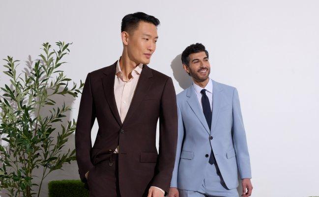 Deux hommes portant des costumes brun foncé et bleu clair