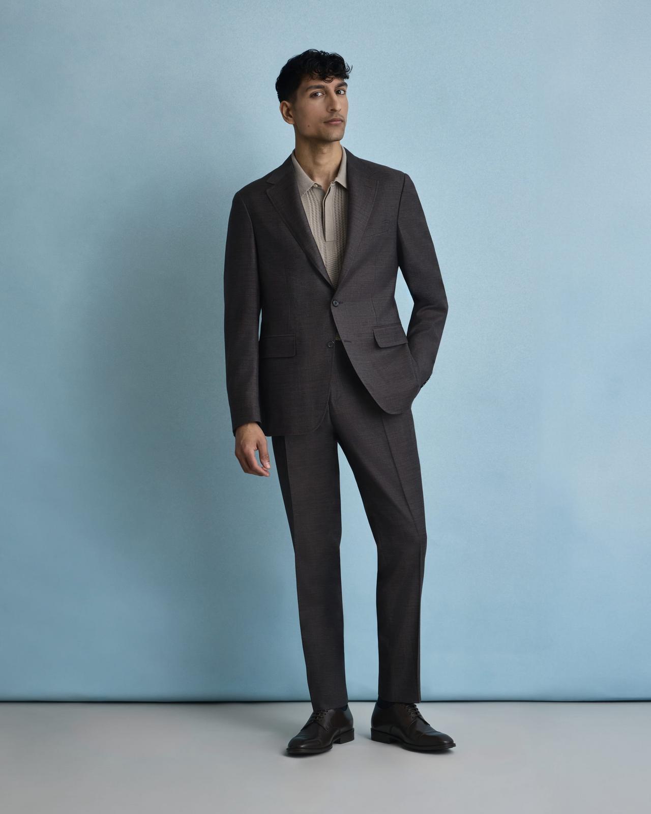 Un homme portant un costume crème avec un polo beige