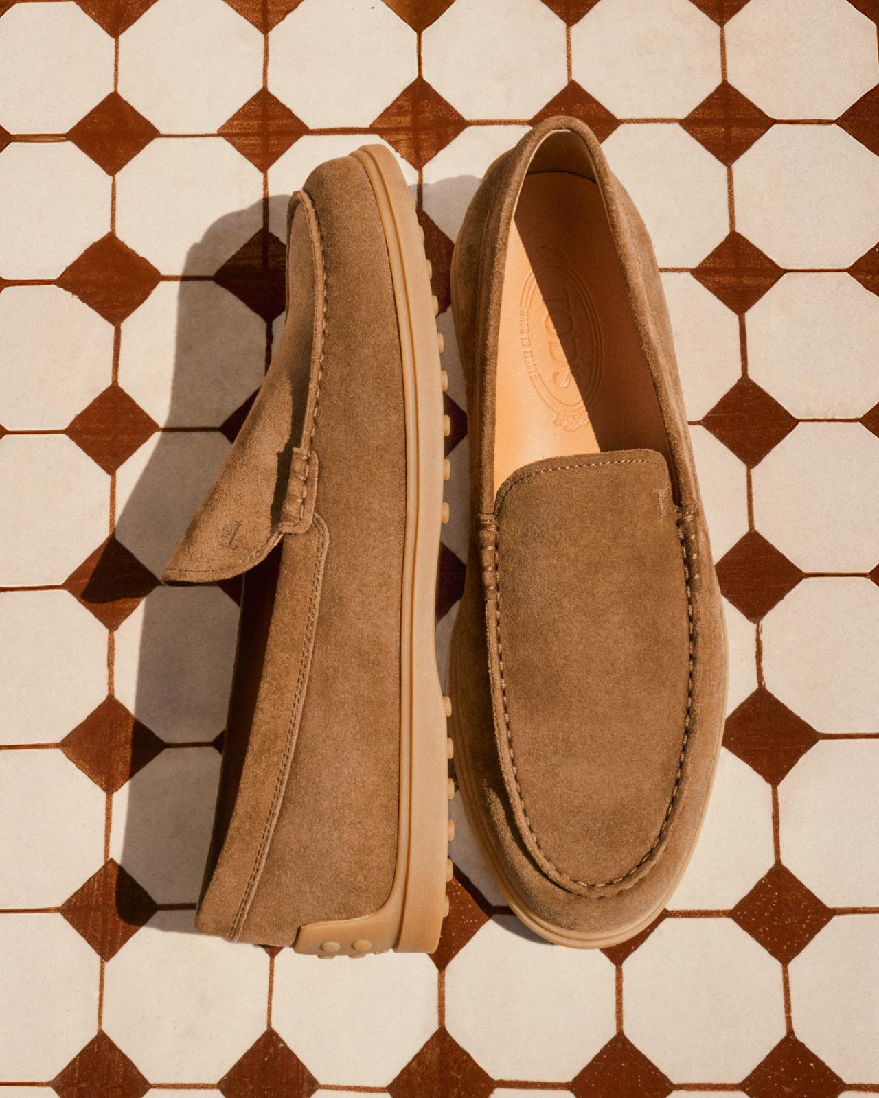 Un loafer brun clair sur le sol