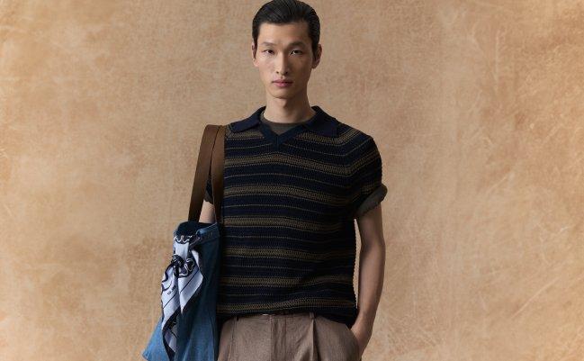 Homme portant un polo bleu clair
