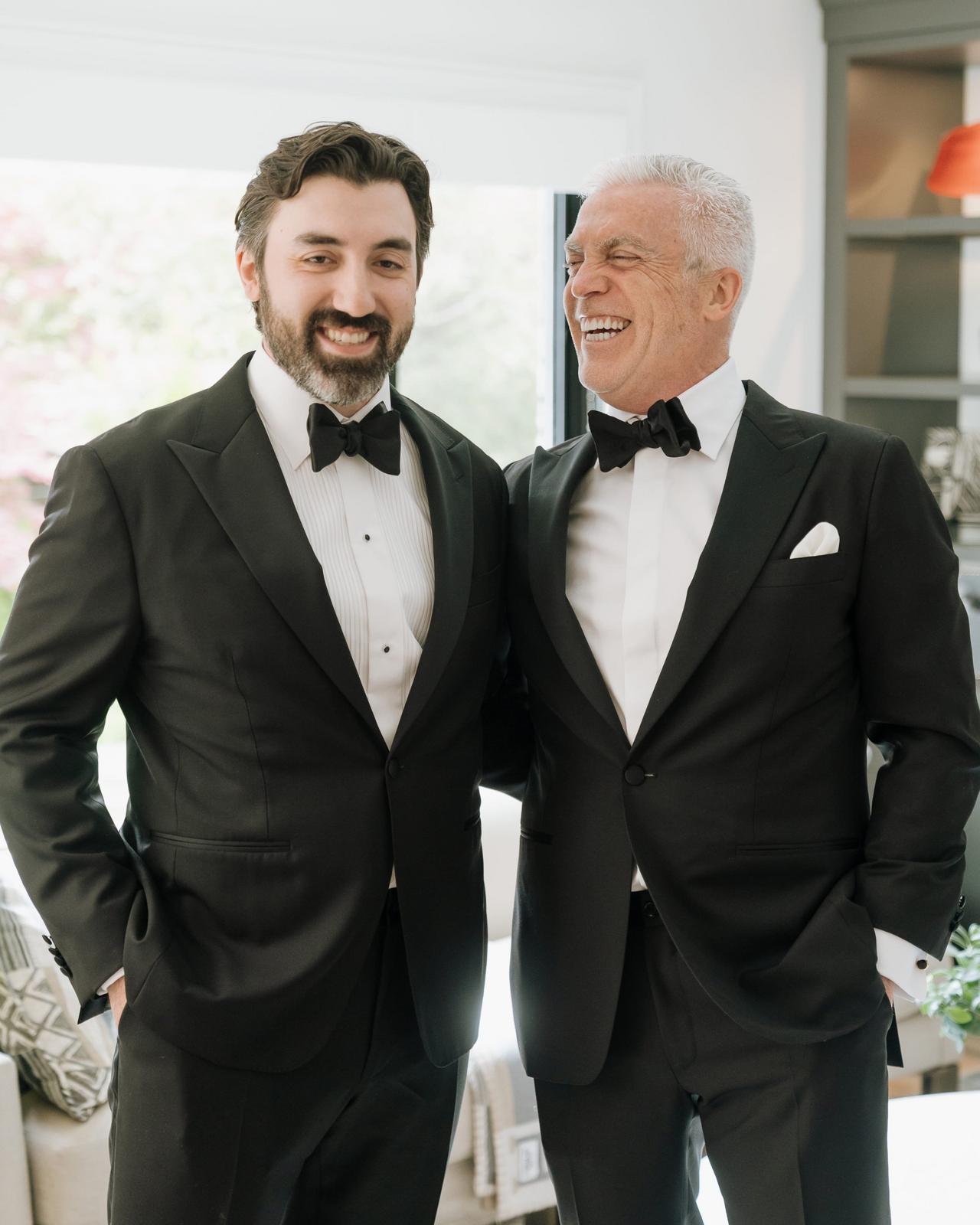 Deux hommes vêtus de smokings noirs avec des chemises blanches et des nœuds papillon