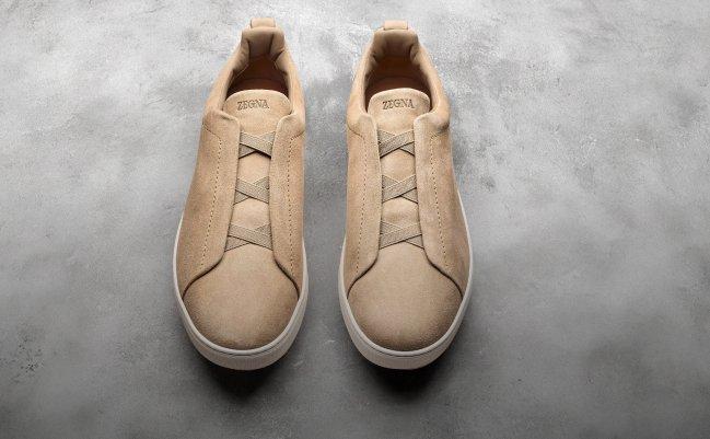 Une paire d’espadrilles blanc cassé