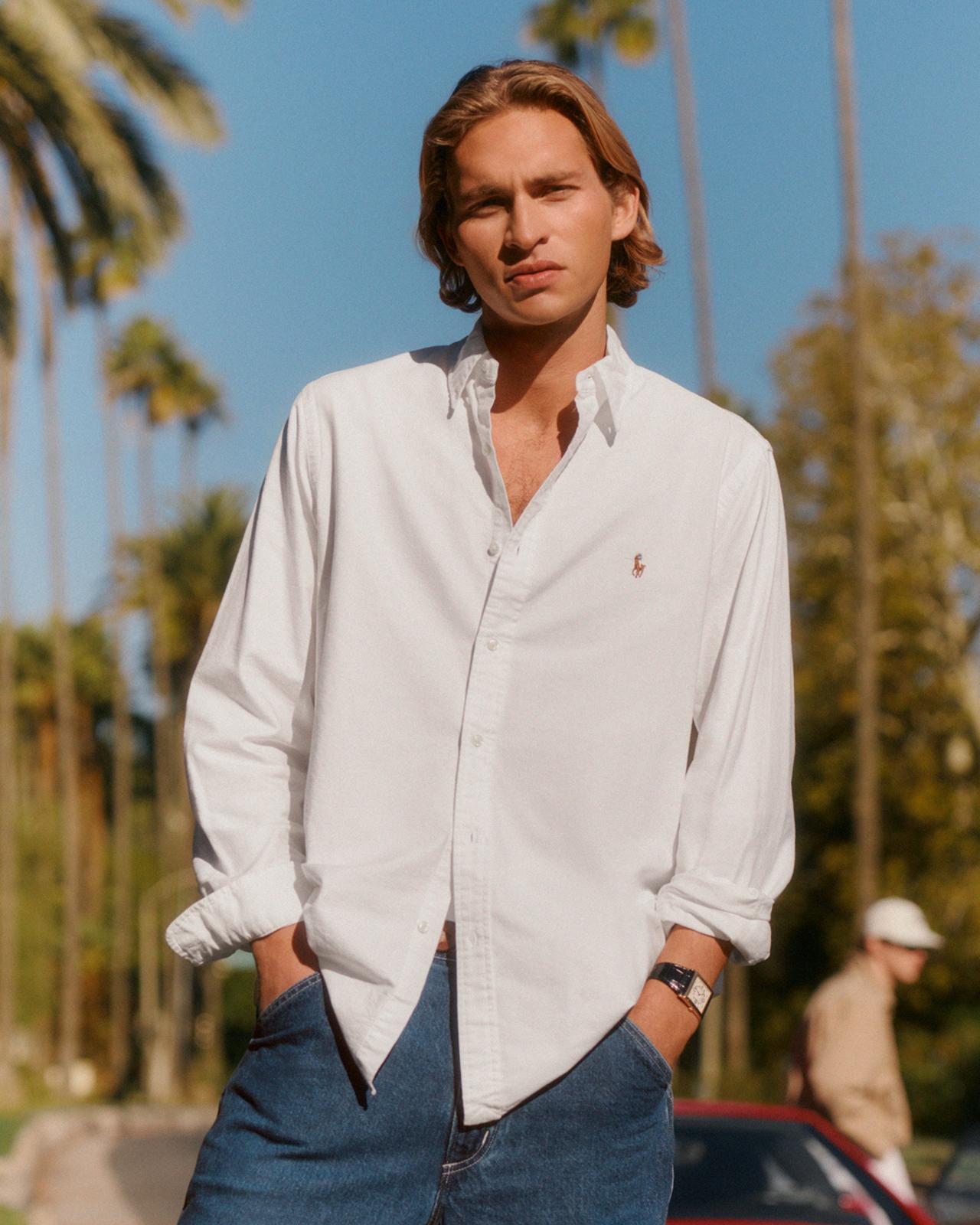 Un homme portant un chemise blanche