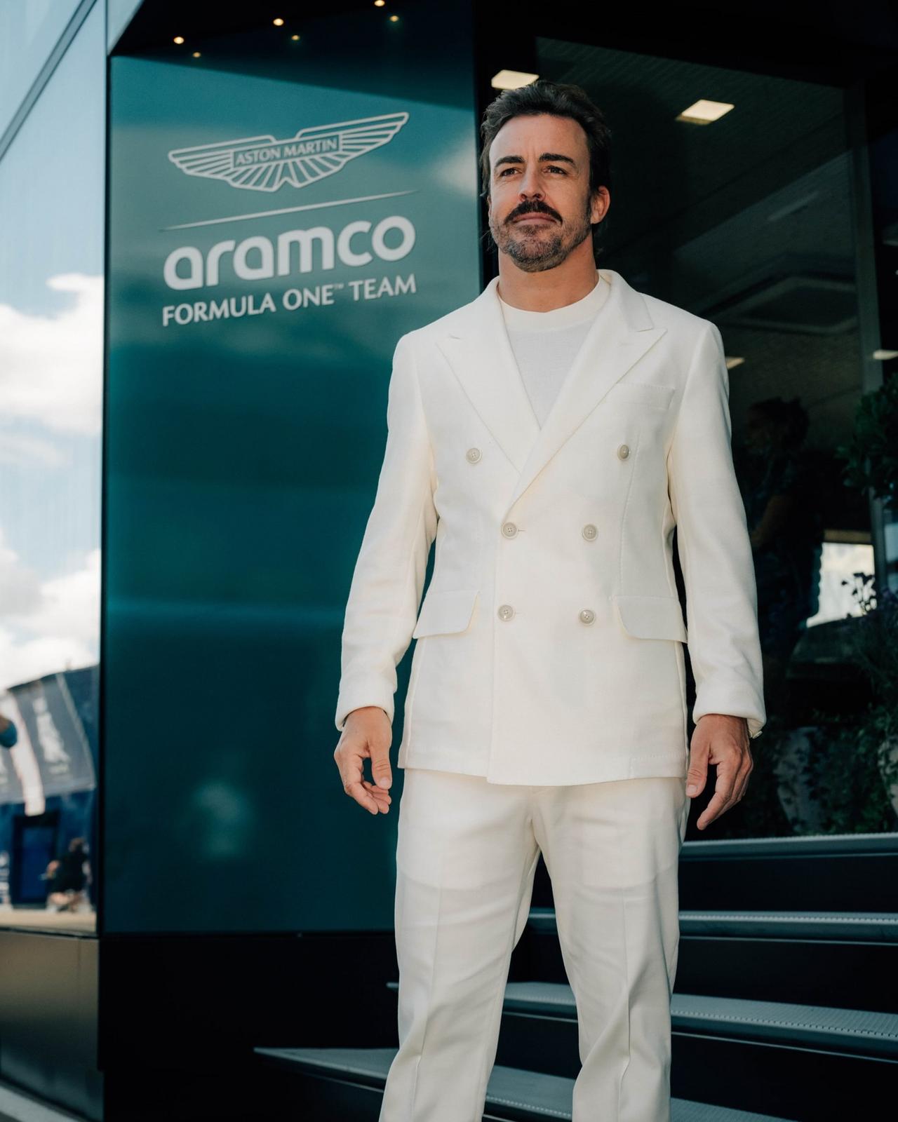 Fernando Alonso wearing a white linen suit from BOSS with white t-shirt