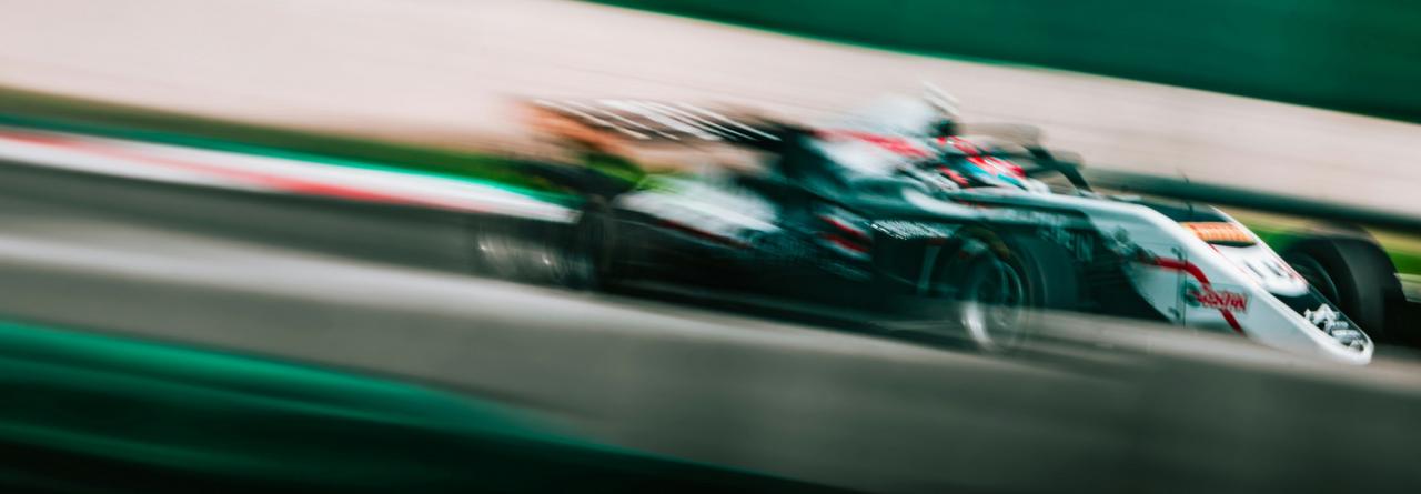 Une voiture de course sur la piste de course