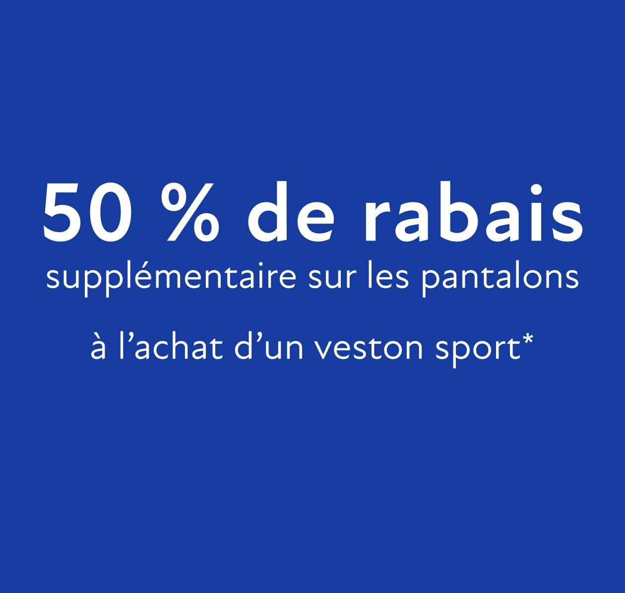 Une image avec un fond bleu foncé montrant un rabais supplémentaire de 50 % sur les pantalons à l’achat d’un veston sport