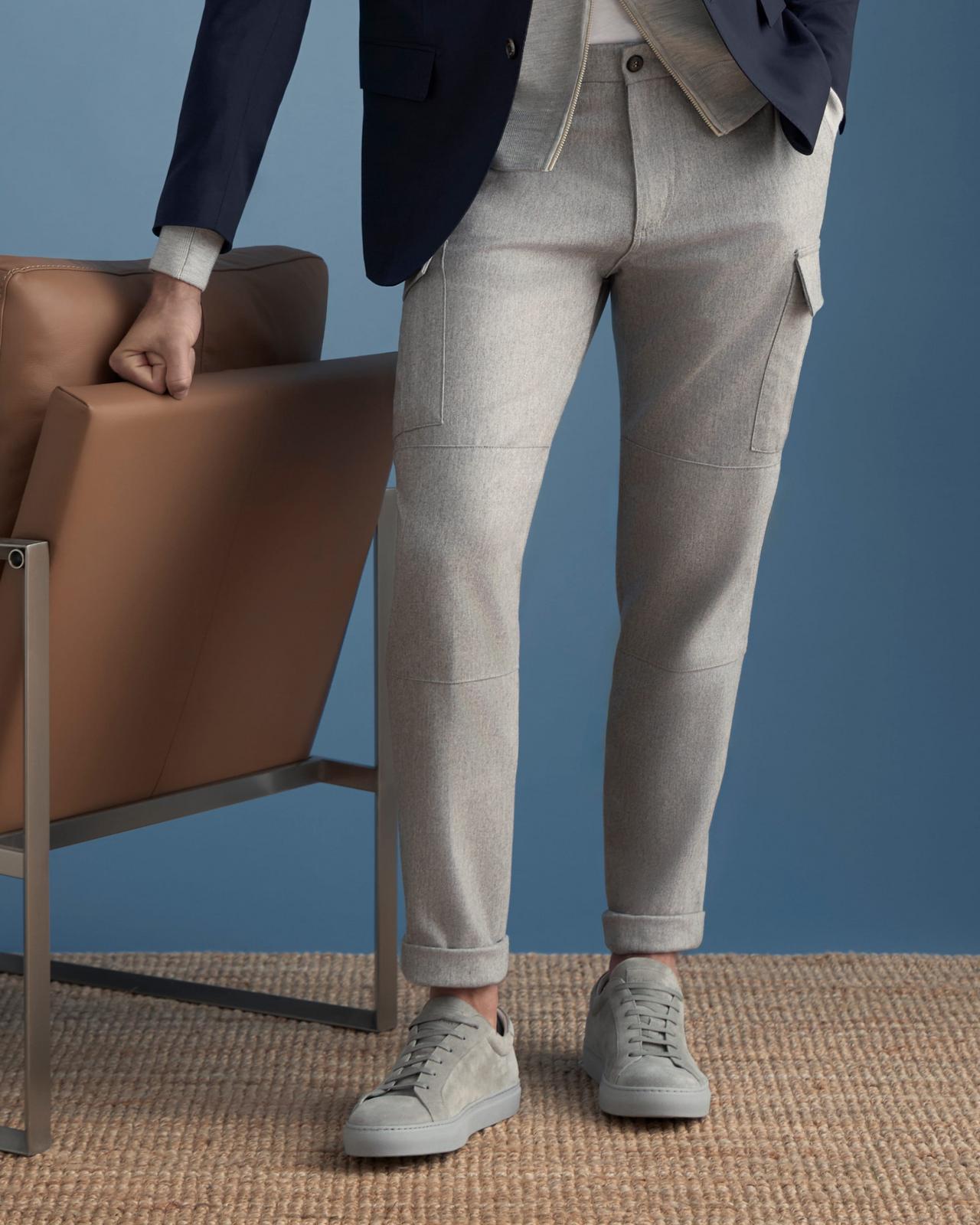 Modèle portant un pantalon décontracté gris clair