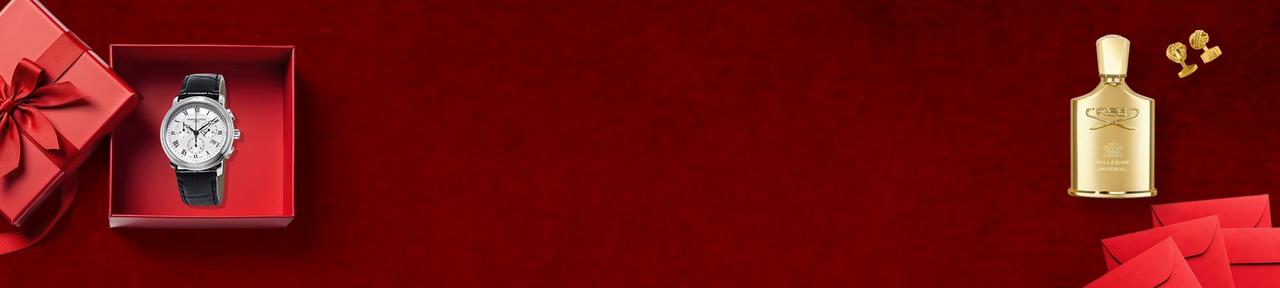 Des cadeaux de luxe mis en scène aux côtés d’enveloppes rouges pour le Nouvel An lunaire 2026