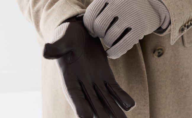 Gros plan de gants en laine brun pâle et en cuir brun foncé, agencés à un manteau brun pâle