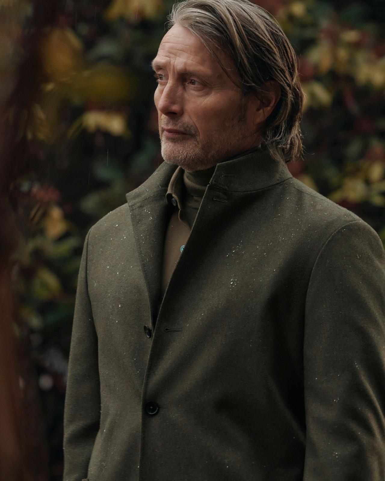 Mads Mikkleson portant un pardessus Zegna à l'extérieur