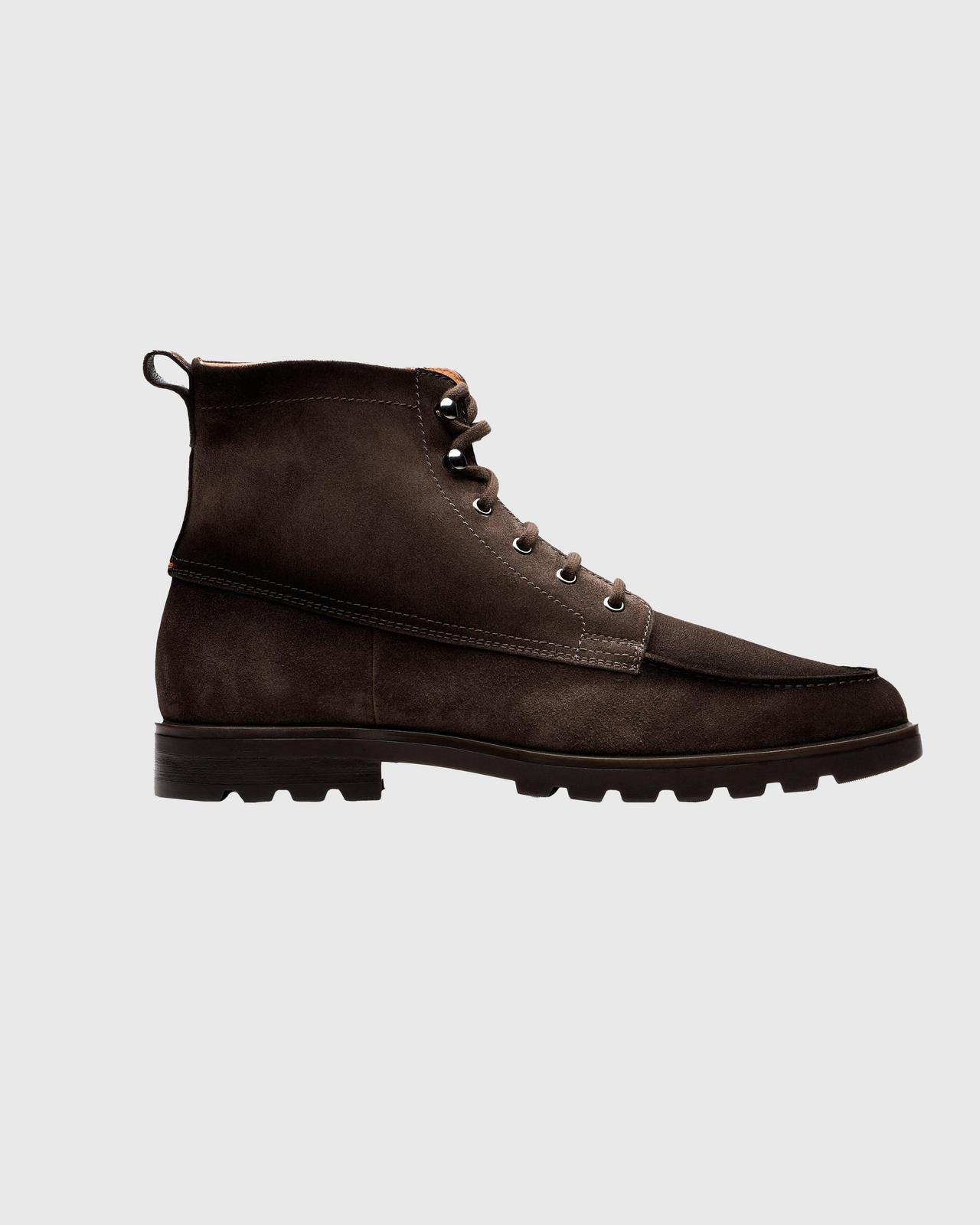 Un présentoir de bottines Santoni en suède à lacets avec semelle crantée