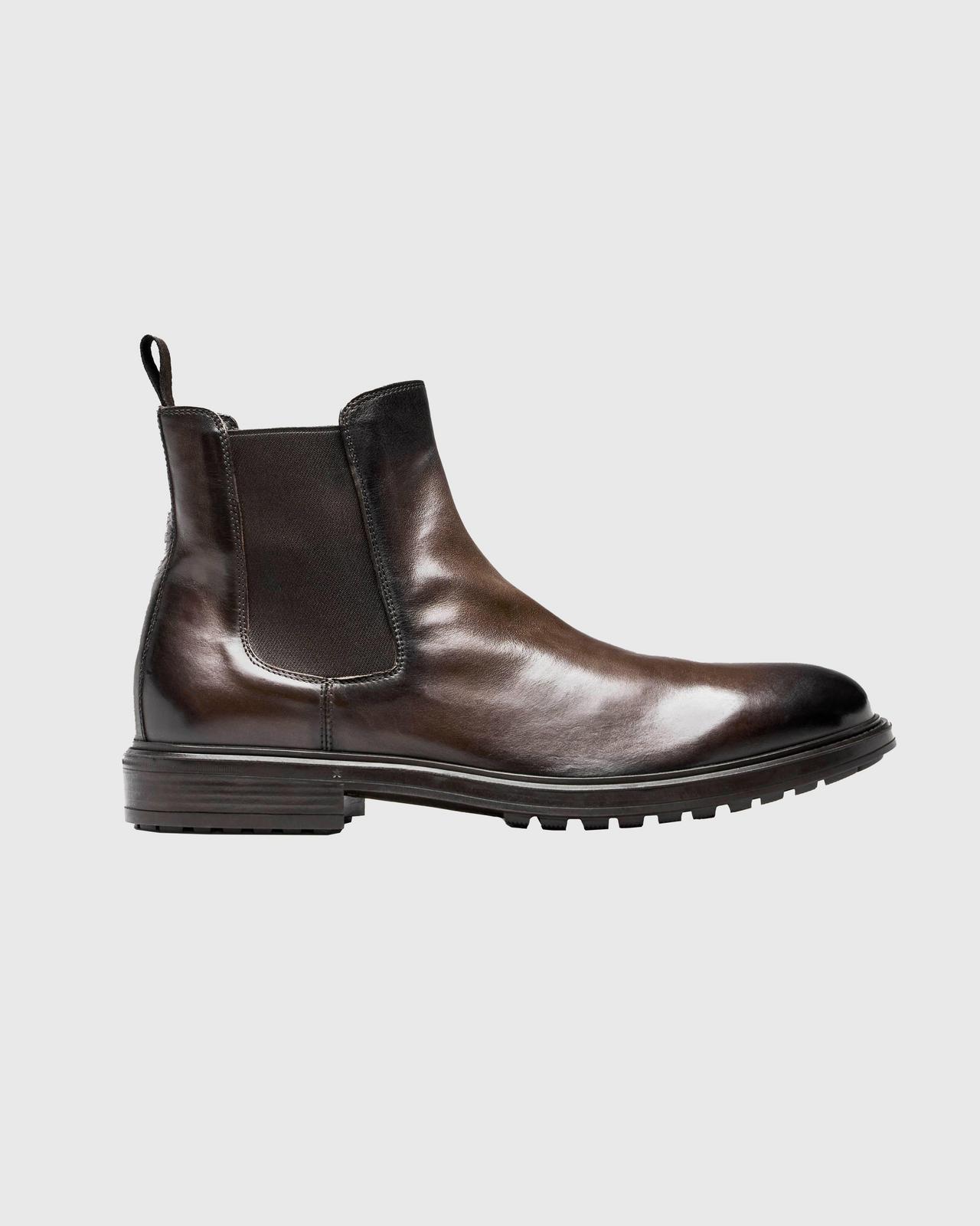 Une présentation de bottines Chelsea en cuir Largo de To Boot New York