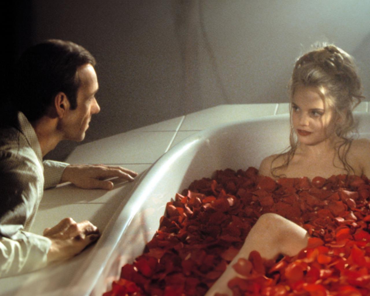 Une scène du film American Beauty de 1999 montrant une jeune femme dans une baignoire remplie de pétales de roses