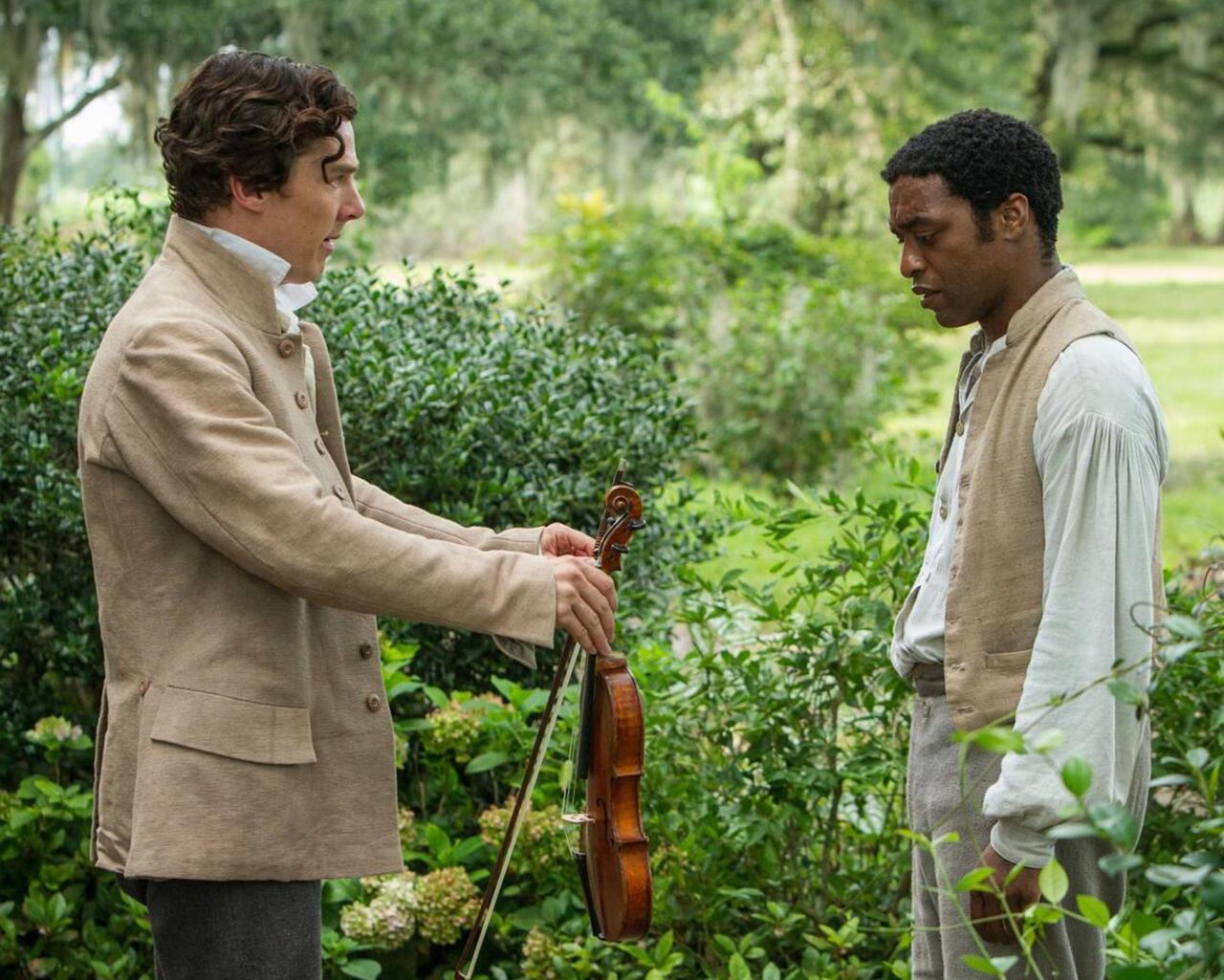 Une scène du film 12 Years a Slave de 2013 montrant un homme réduit en esclavage dans un champ
