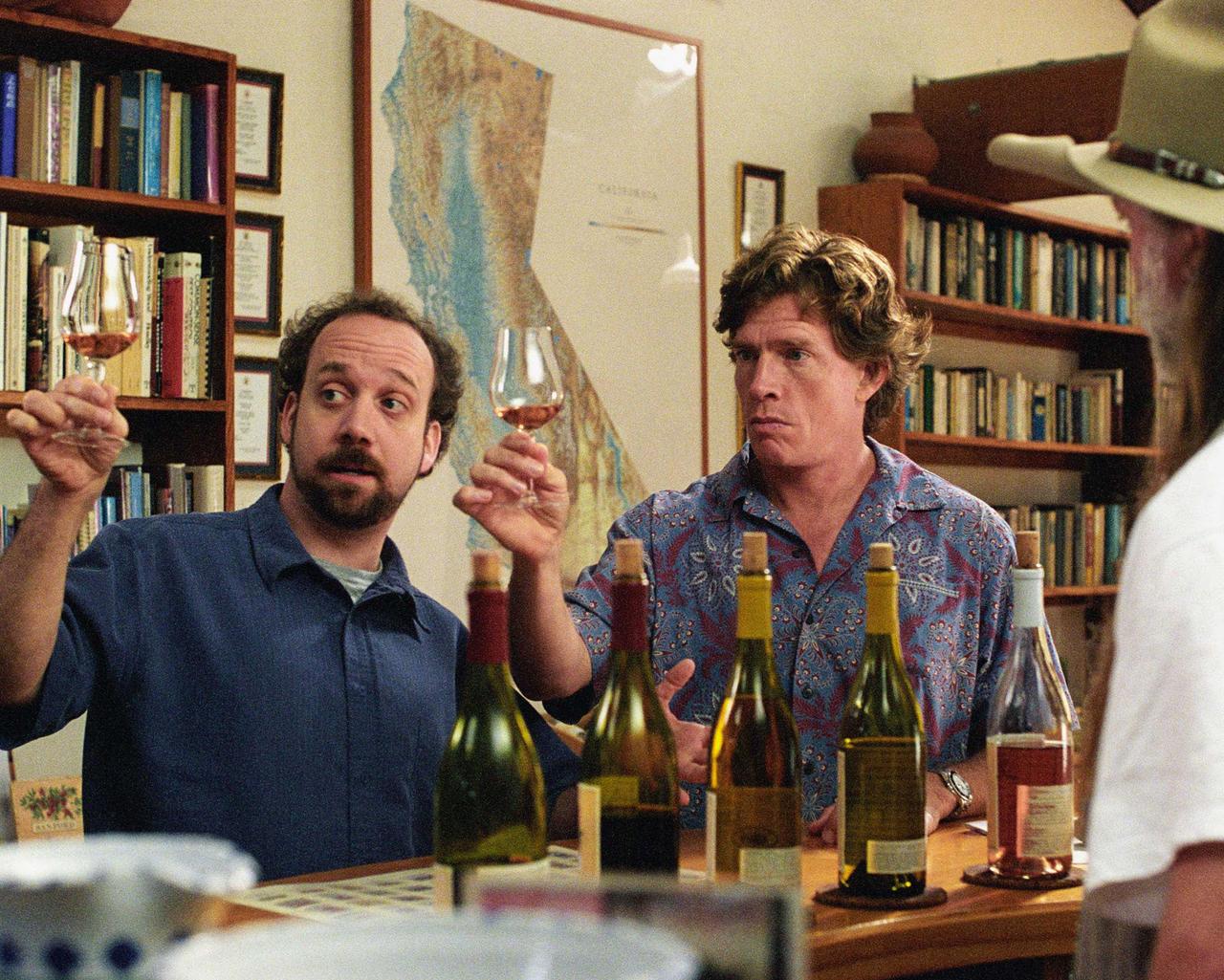 Une scène du film Sideways de 2004 montrant deux hommes qui discutent avec des bouteilles de vin sur la table