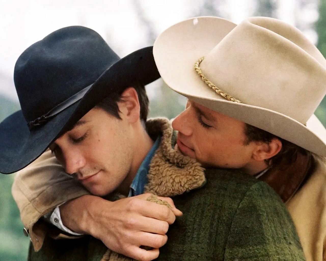 Une scène du film Brokeback Mountain de 2005 montrant deux cowboys qui s’enlacent avec émotion