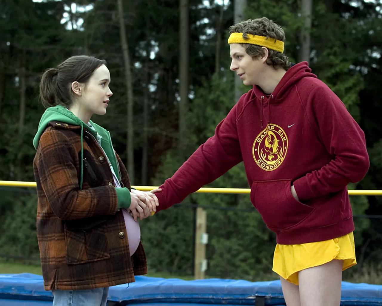 Une scène du film Juno de 2007 montrant une adolescente enceinte qui parle à son ami