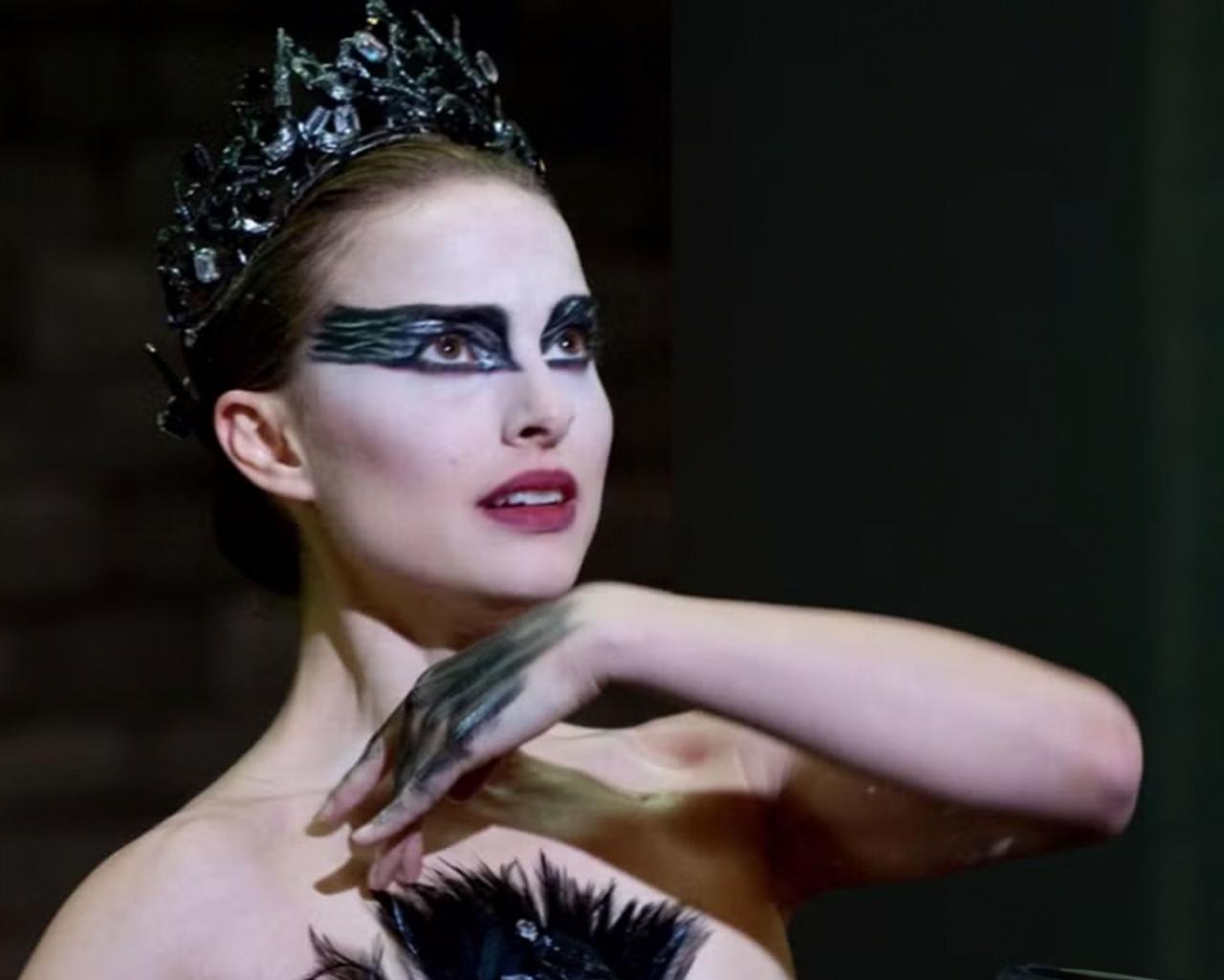 Une scène du film Black Swan de 2010 montrant une ballerine en costume noir qui danse