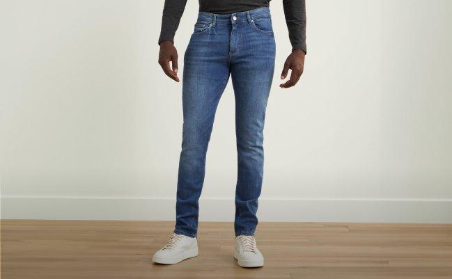 Homme portant un jean bleu ajusté DL avec un t-shirt noir à manches longues
