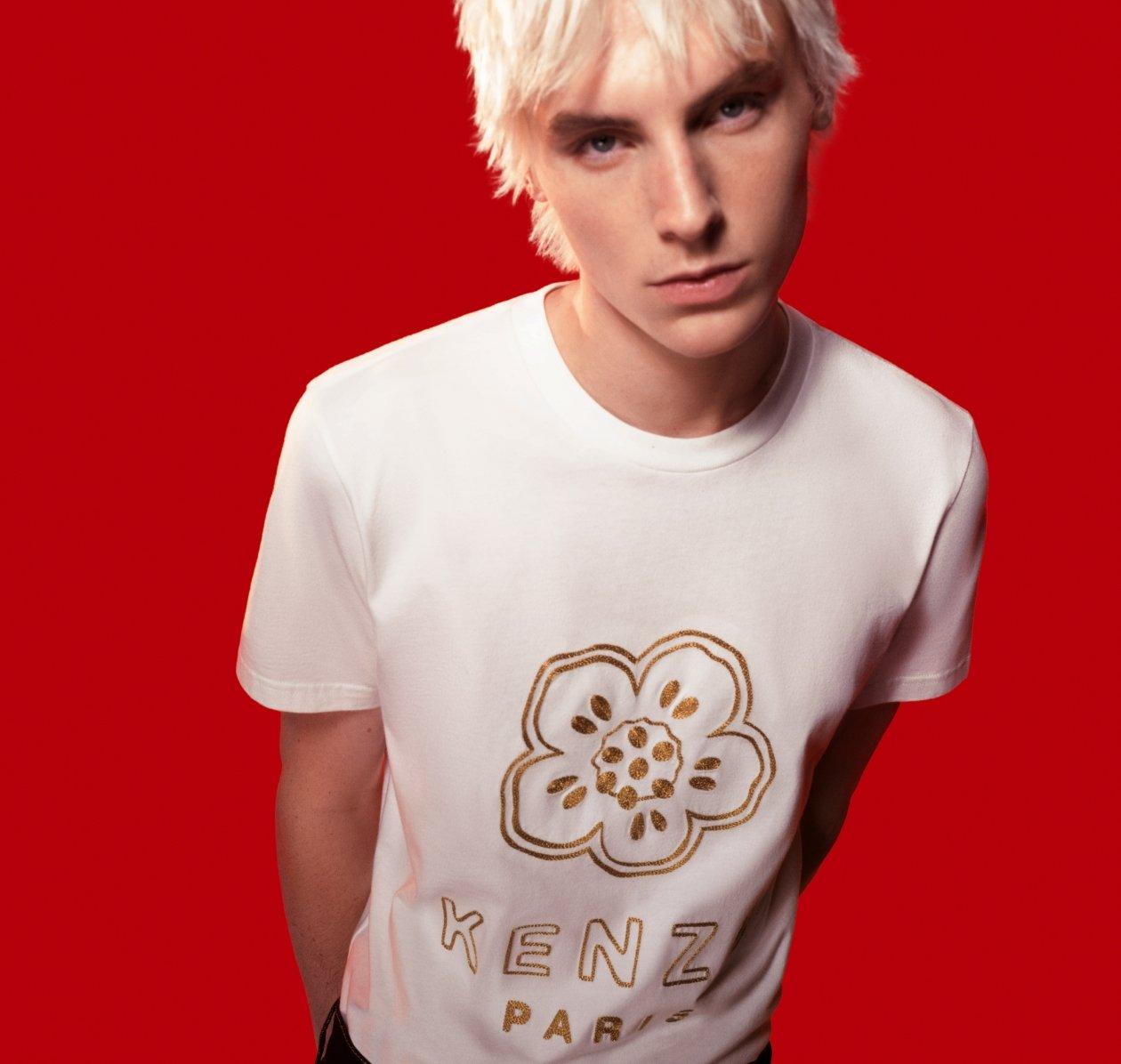Un mannequin masculin porte un t-shirt blanc Kenzo conçu pour le Nouvel An lunaire 2026