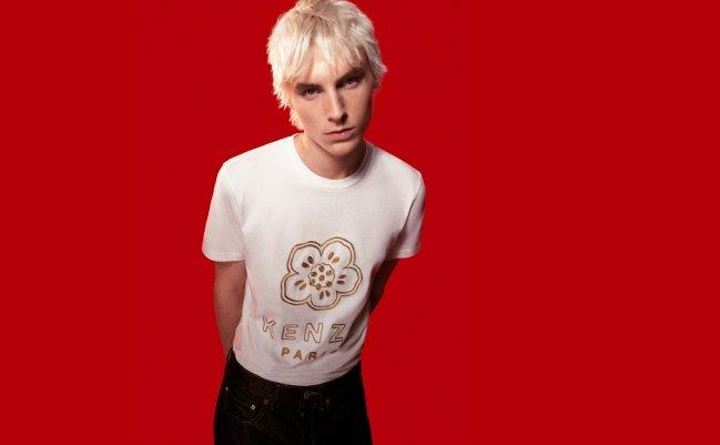 Un mannequin masculin porte un t-shirt blanc Kenzo conçu pour le Nouvel An lunaire 2026