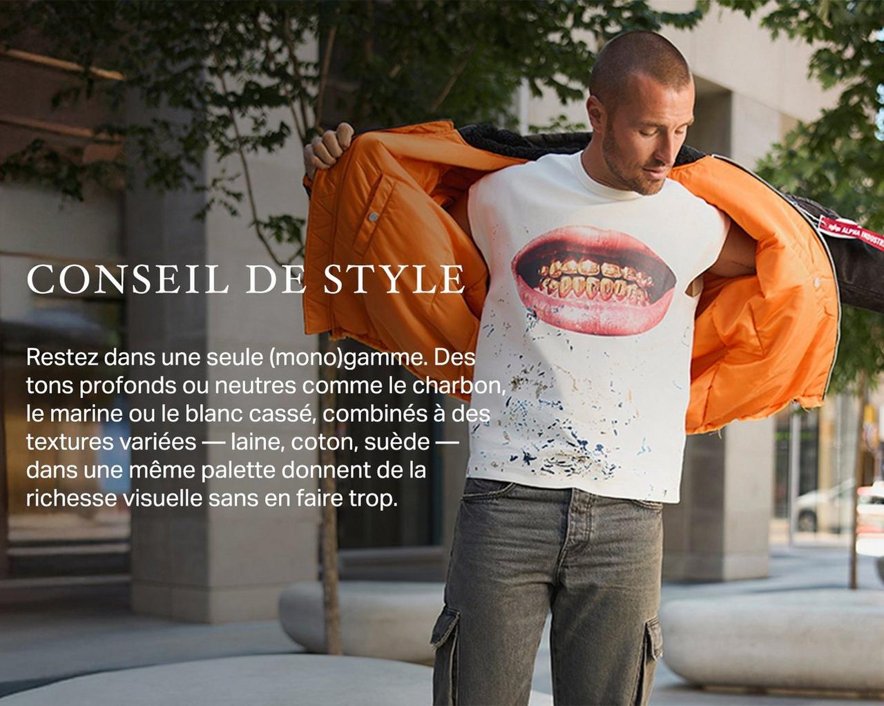Homme portant une veste orange superposée à un t-shirt à motif