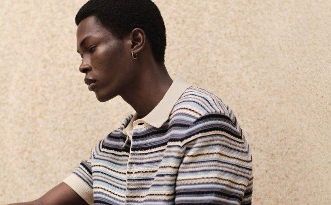 Mannequin portant un polo en tricot rayé à manches courtes avec un col crème et une patte de boutonnage crème