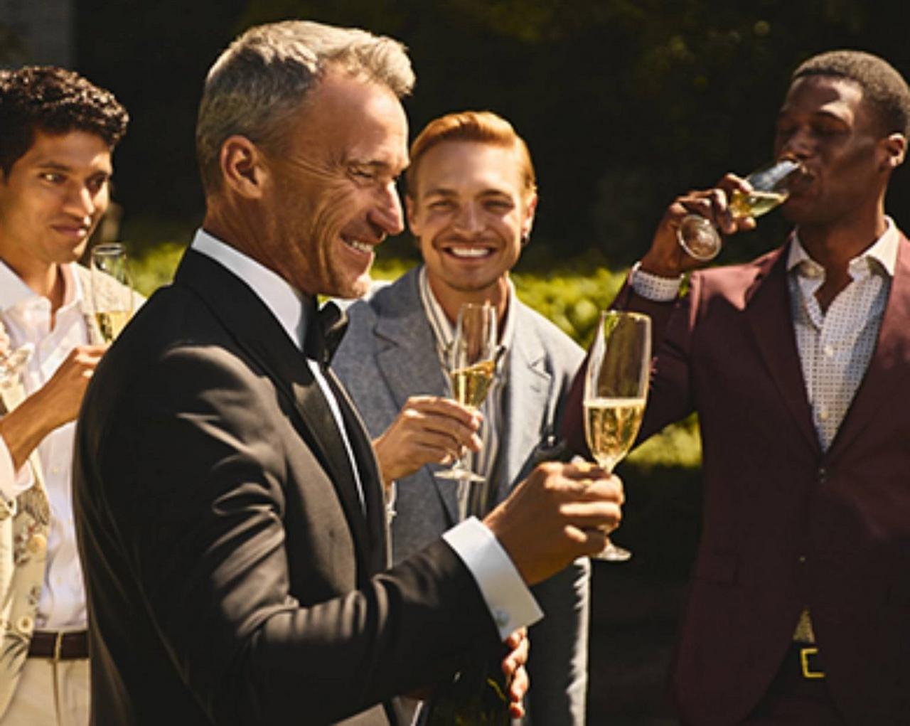 Invité de mariage encourageant le toilettage pendant un discours