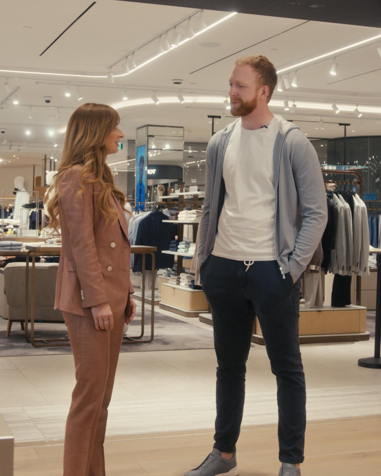 Luke Prokop dans le magasin Harry Rosen avec un conseiller en style
