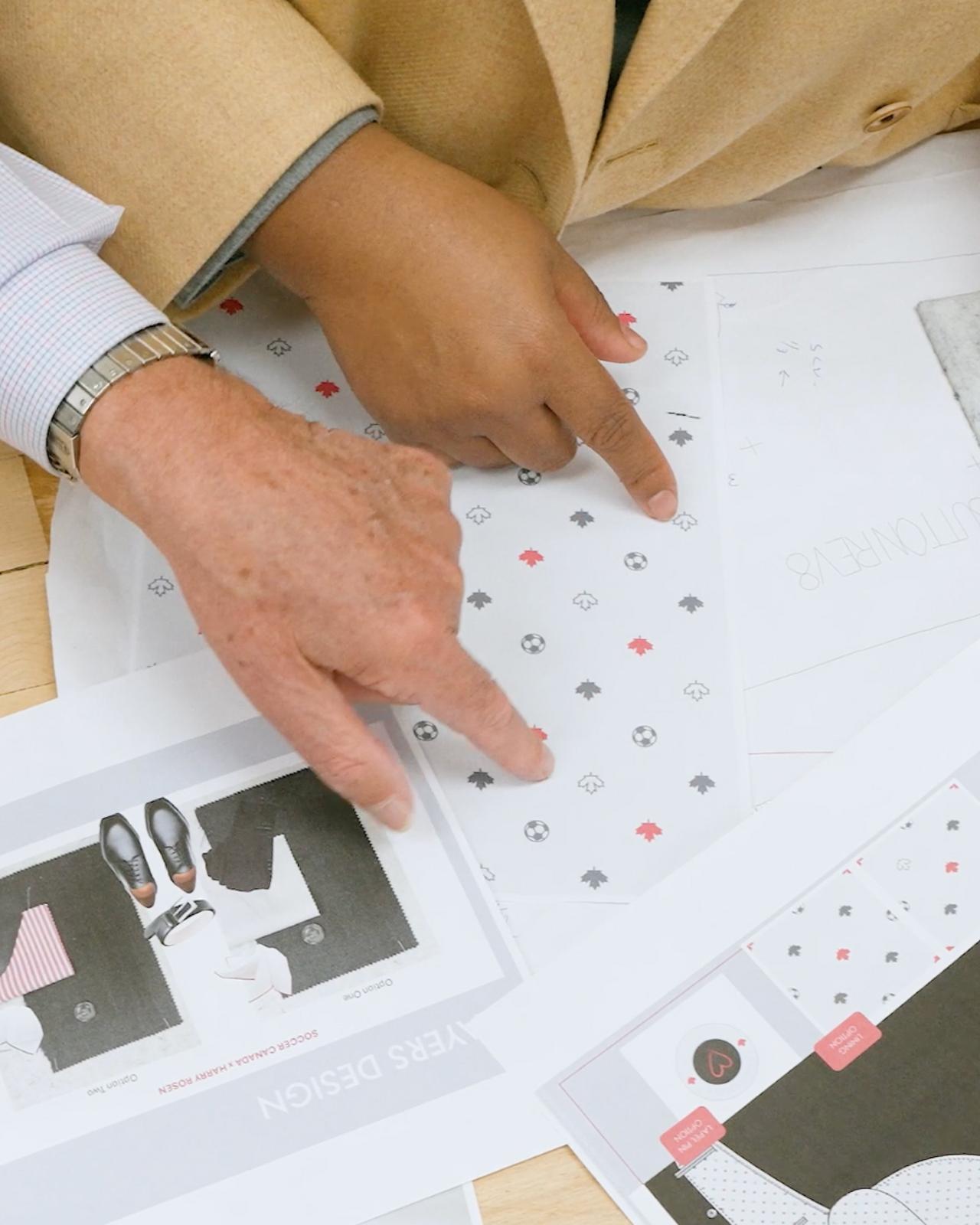 Des associés aux ventes montrant les logos sur le document