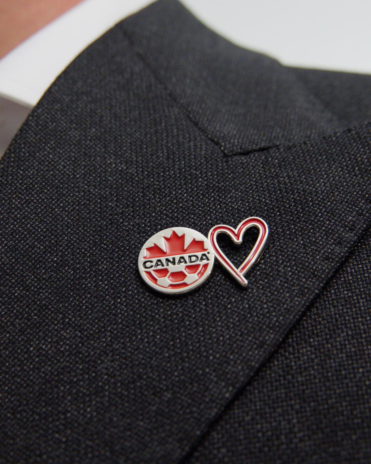 Un blazer avec une épinglette de revers blanche et rouge