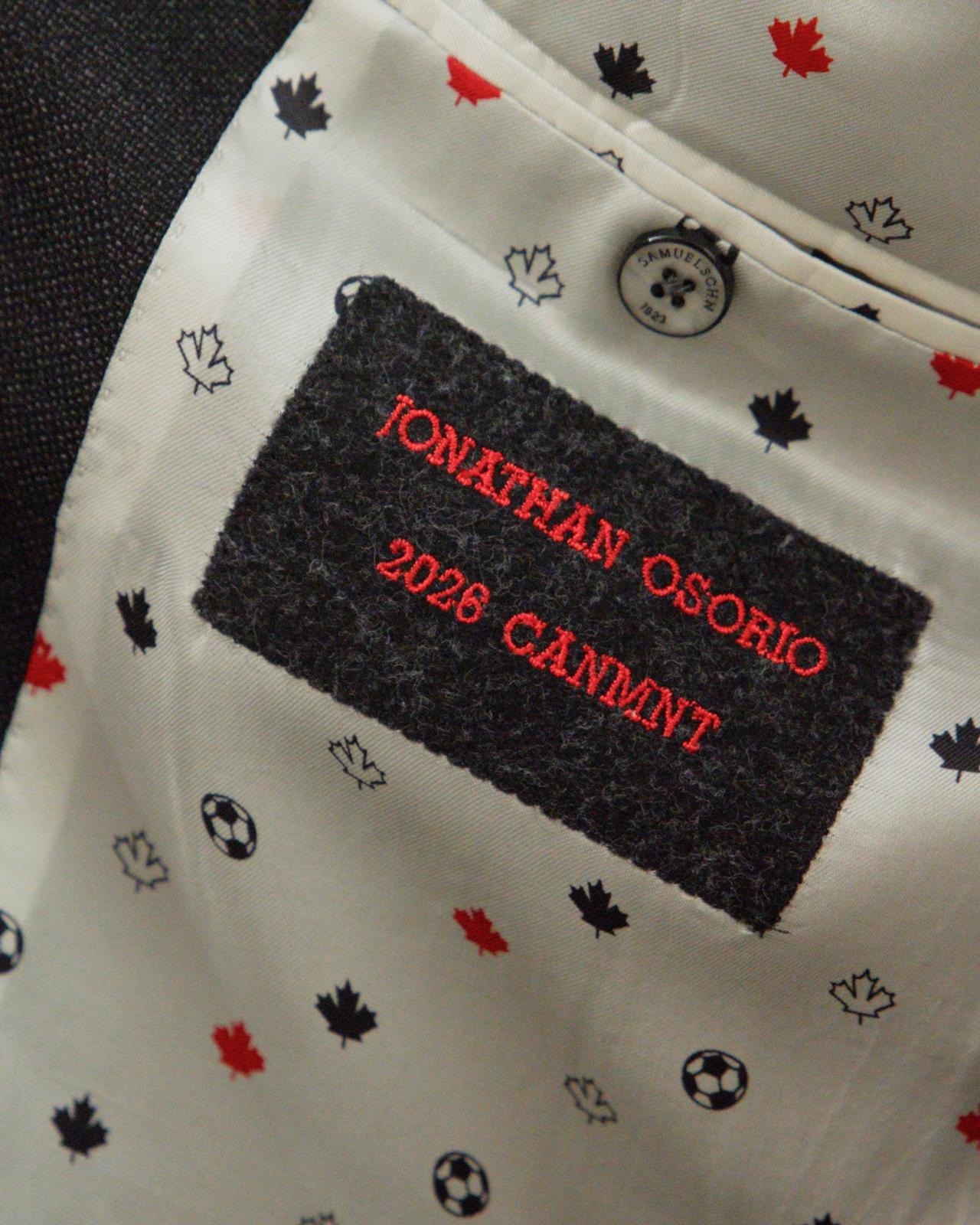 Un morceau de tissu portant un monogramme