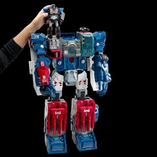 Transformers Generations Titans Return Titan Class Fortress Maximus Figure