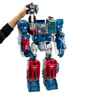 Transformers Generations Titans Return Titan Class Fortress Maximus Figure