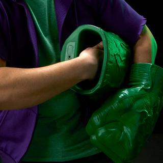 Marvel Legends Series Incredible Hulk Puños premium para juego de rol con efectos de golpes y destrozos