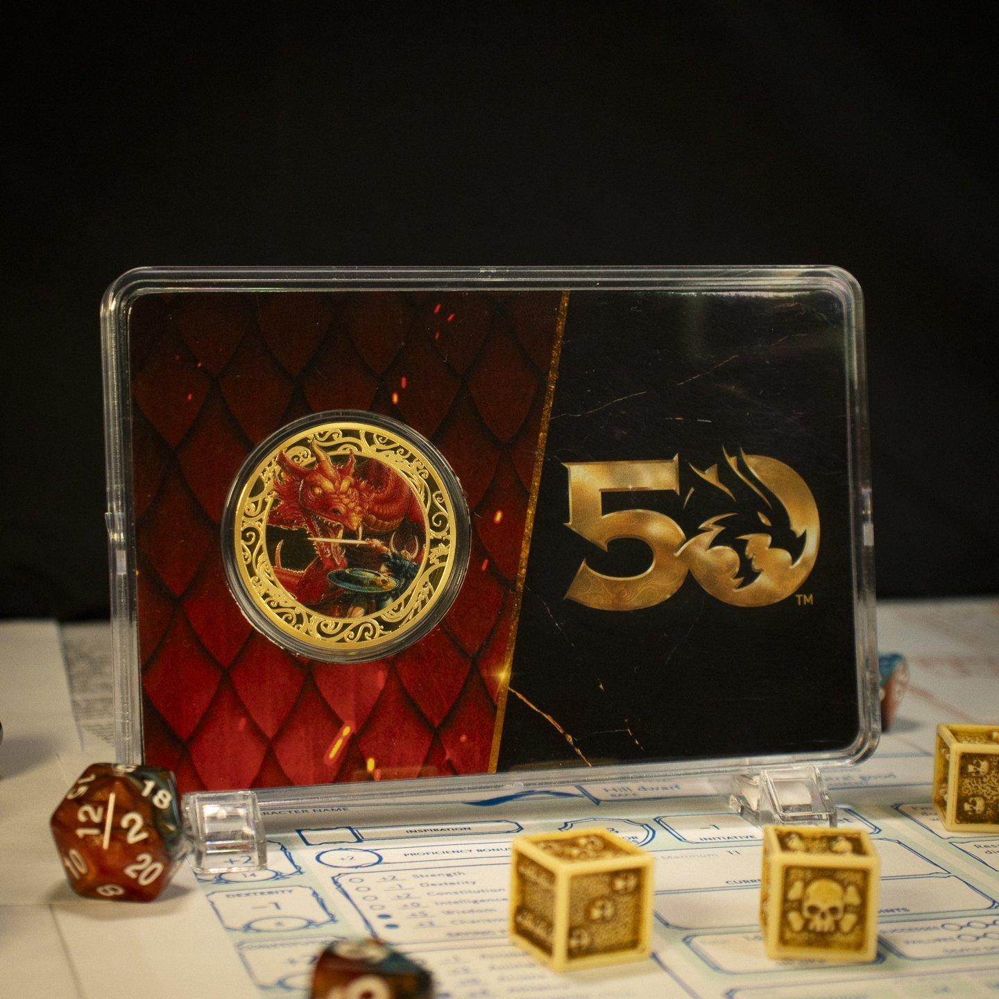 Dungeons & Dragons - Moneda chapada en oro de 24 quilates del 50.º aniversario - Edición limitada