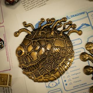 Dungeons & Dragons, 50° Anniversario, set di medaglioni gemelli di Beholder in edizione limitata