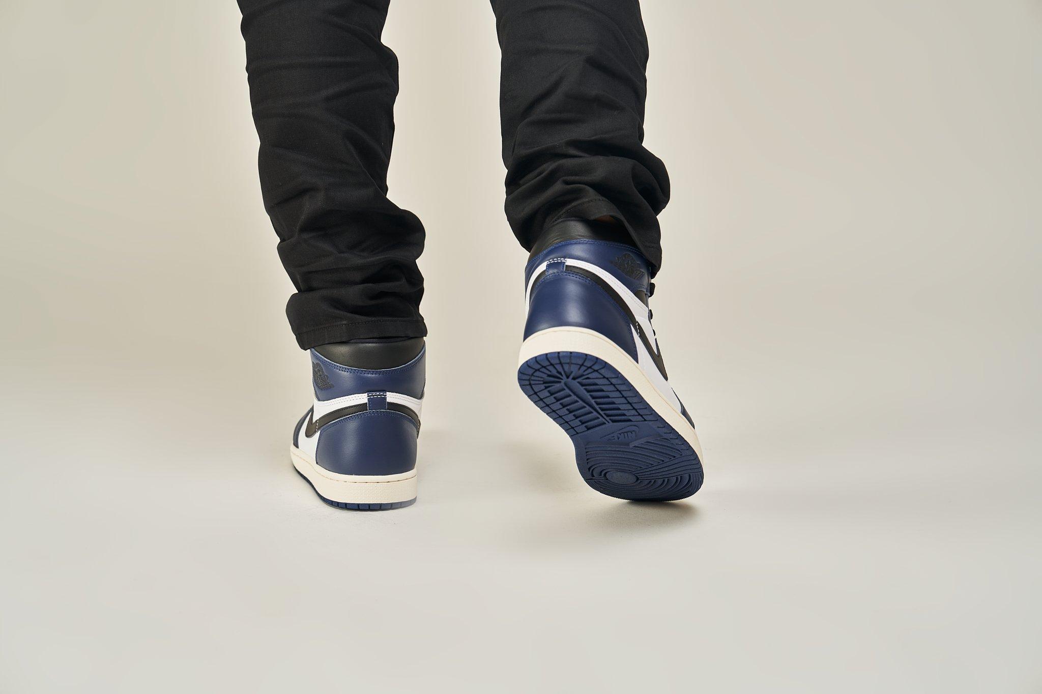 Air Jordan 1 High OG “Midnight Navy”  Bottom of Shoe