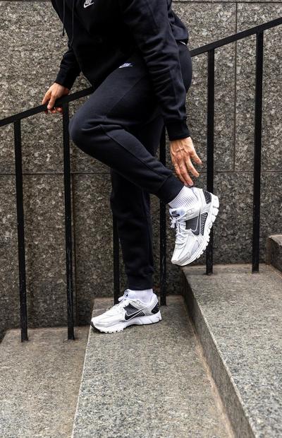 Nike vomero 5 on feet hotsell