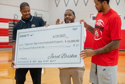 Anfernee Simons along with Hibbett and Nike presenting a $10,000 donation to the Edgewater basketball program