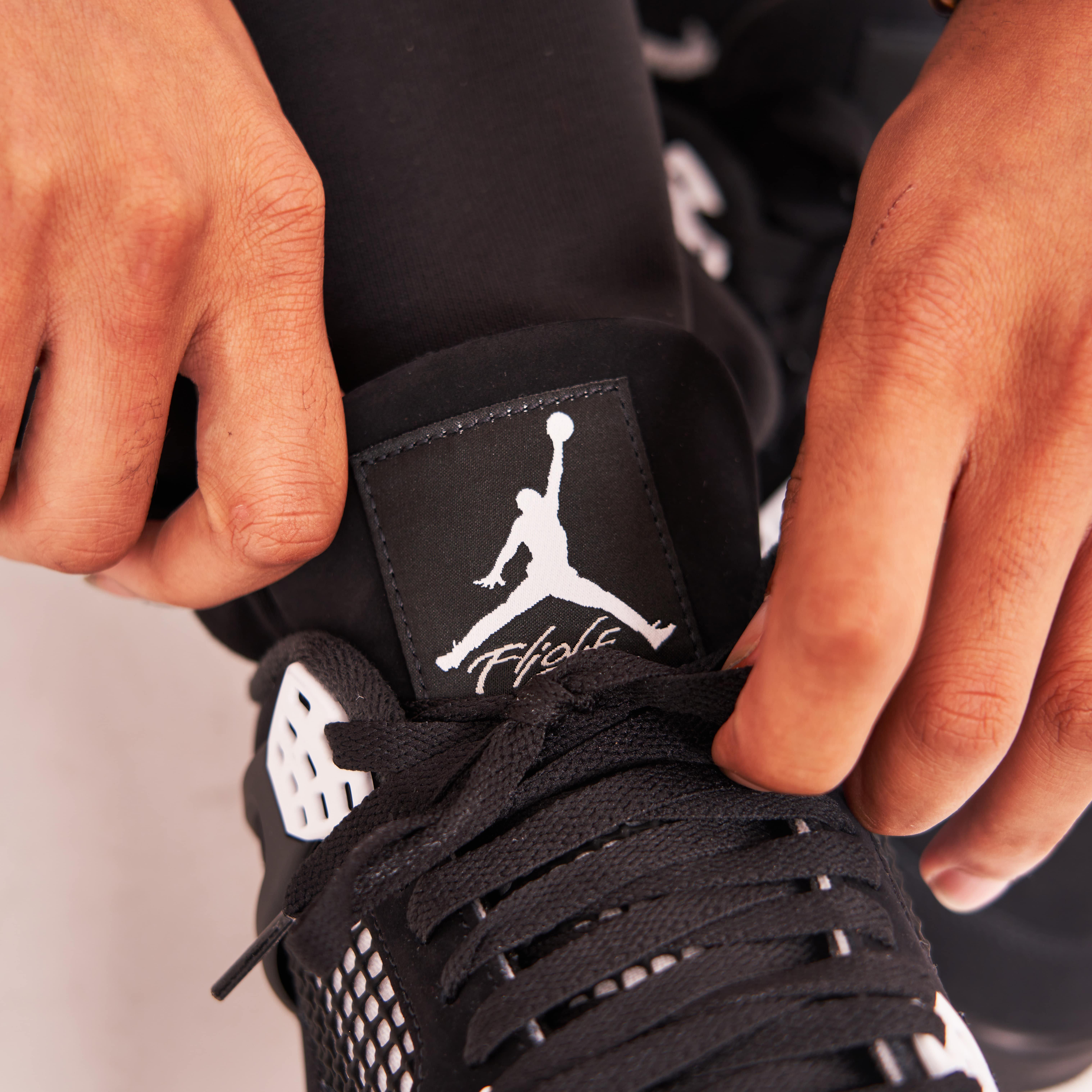 Air Jordan 4 Retro “White Thunder