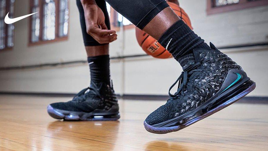 Nike men's Basketball Shoe LeBron 17