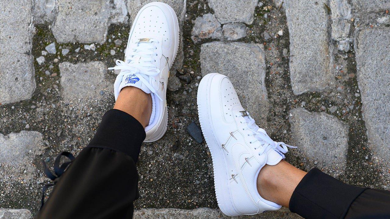 Fjerde hente hjælp Sneakers Release &#8211; Nike“Sisterhood” Collection: Nike Air Force 1 '07  LX &#8220;White/Hyper Royal&#8221; and Nike Blazer Mid &#8217;77 SE  &#8220;Black/White&#8221; Women&#8217;s Shoes