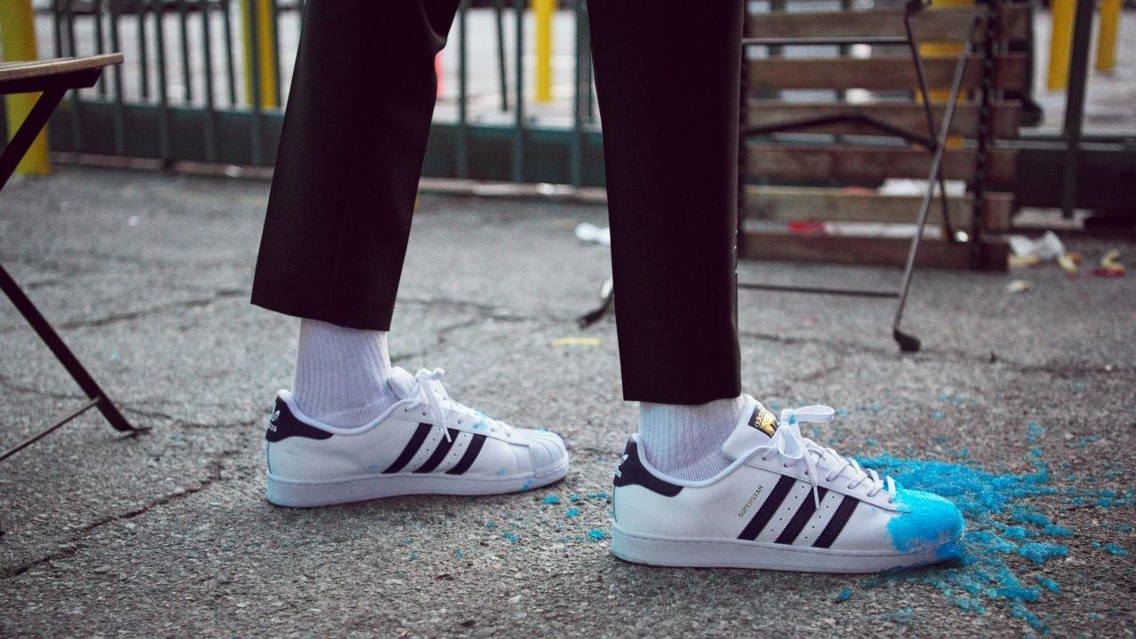 How To Style Adidas Superstars According To A Fashion Blogger  Fashion  clothes women, Casual outfits, Black adidas superstar outfit