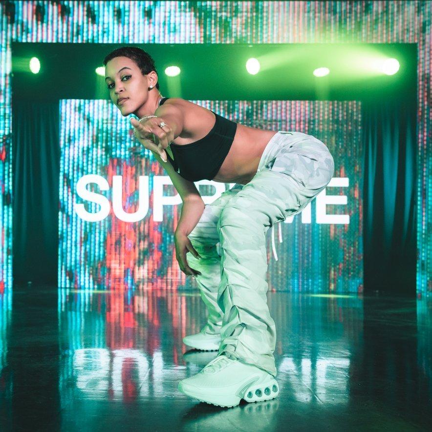 Air Max Dn - Supreme posing