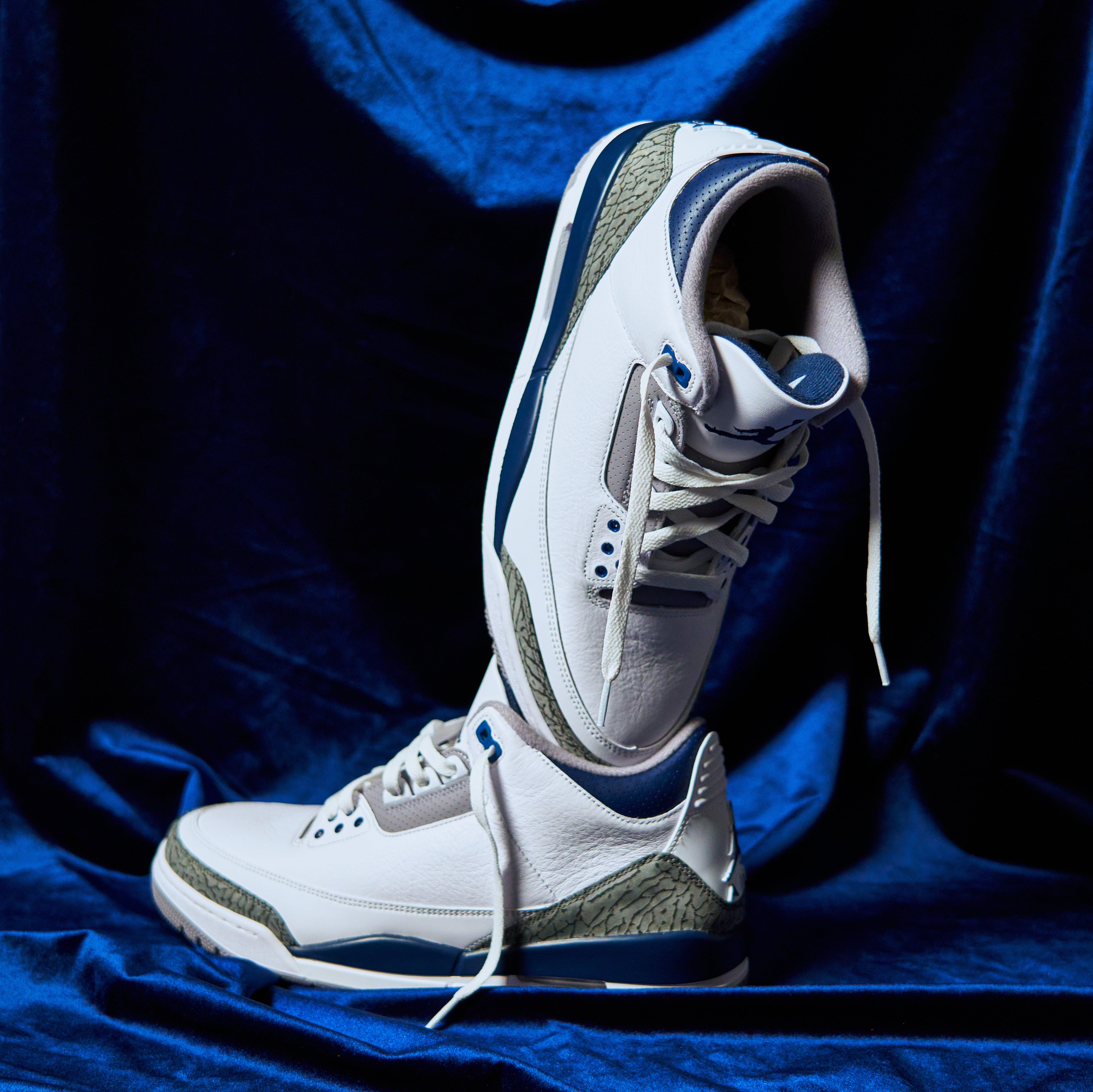 Air Jordan Retro 3 "Midnight Navy" Floating Laces with Left Shoe