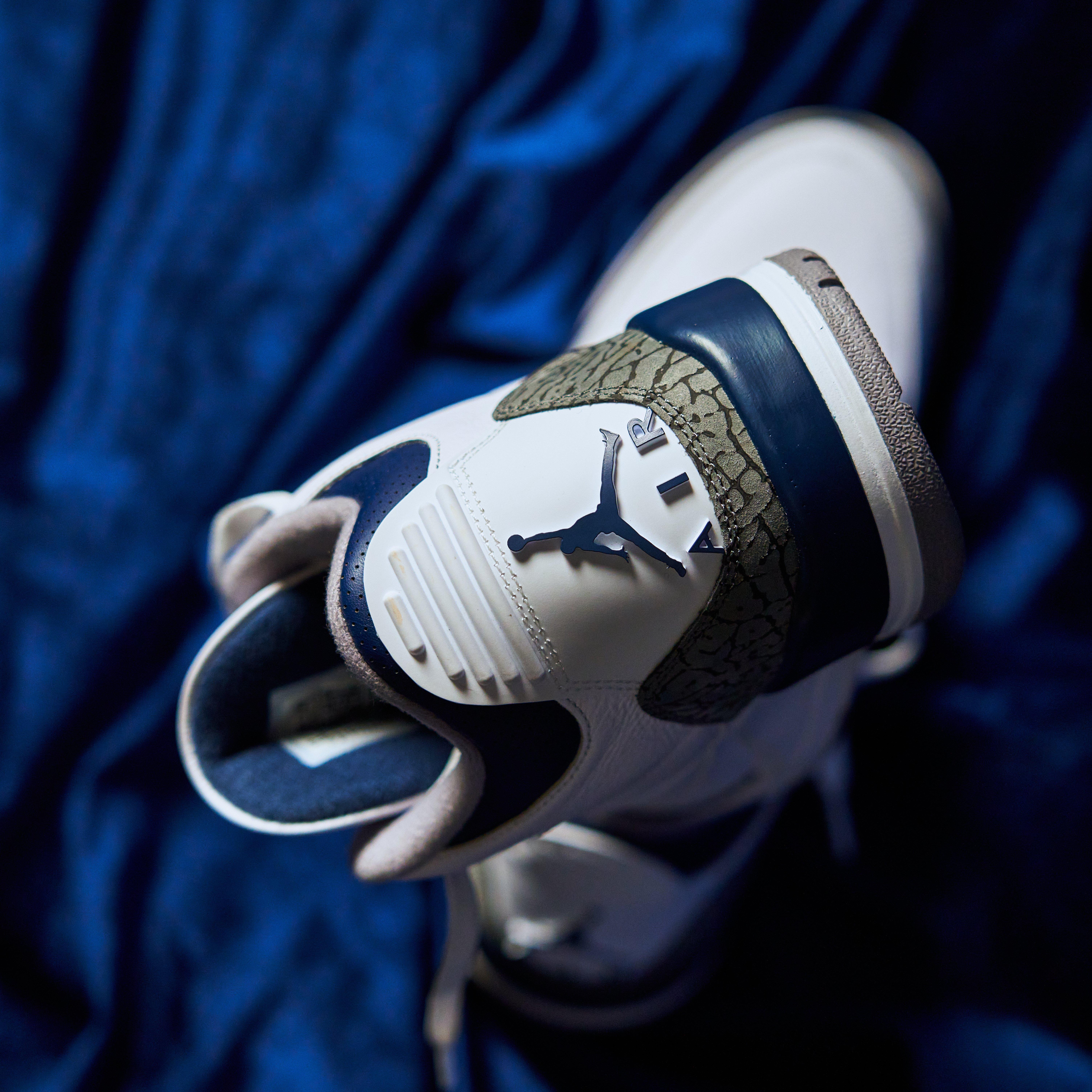 Air Jordan Retro 3 "Midnight Navy" Heel Logo