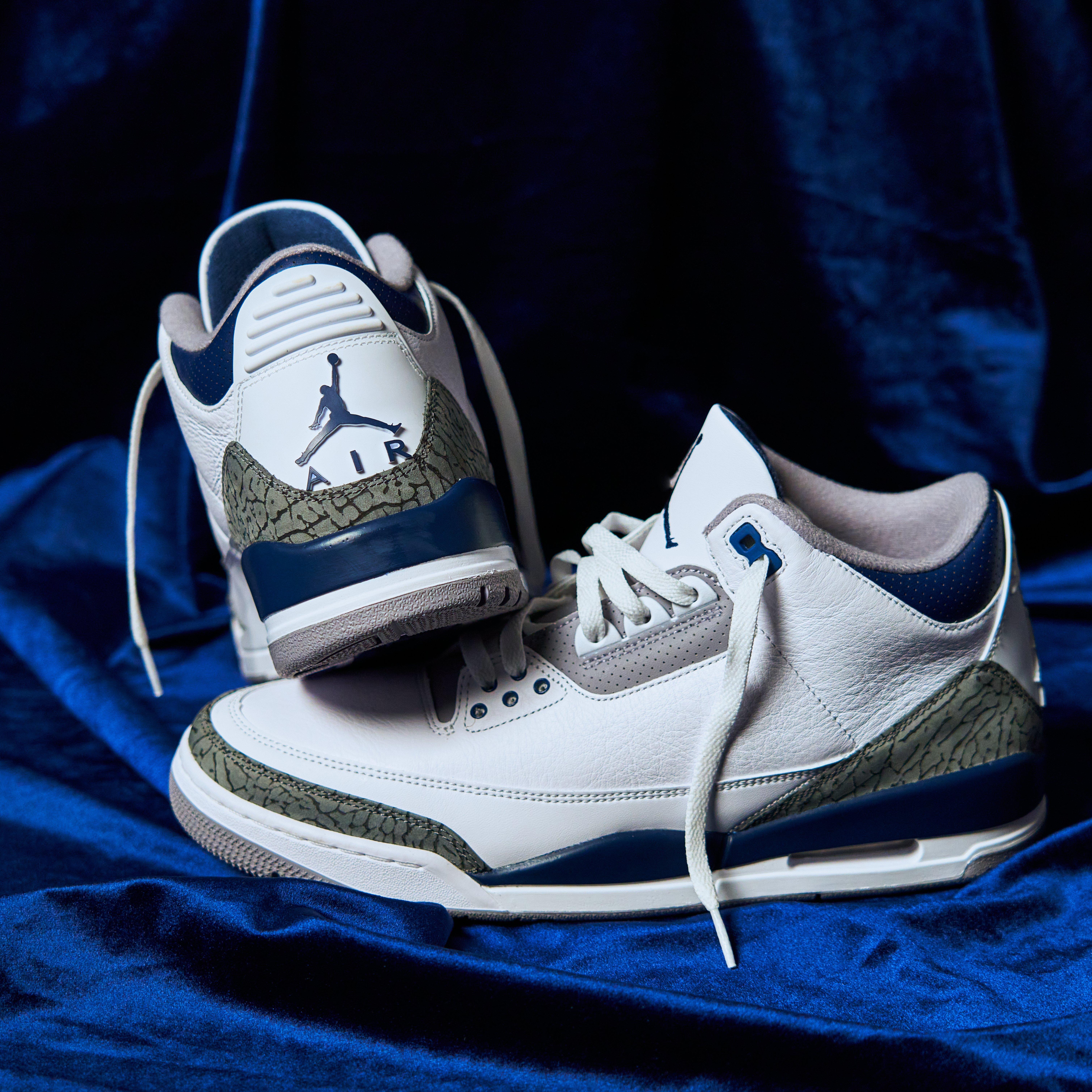 Air Jordan Retro 3 "Midnight Navy" Right Side View with Heel