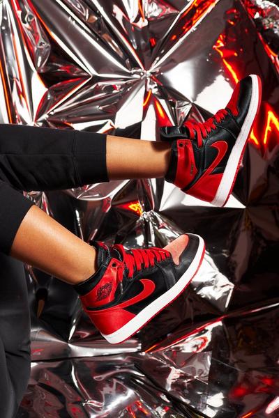 Air Jordan 1 Retro High OG "Satin Bred"